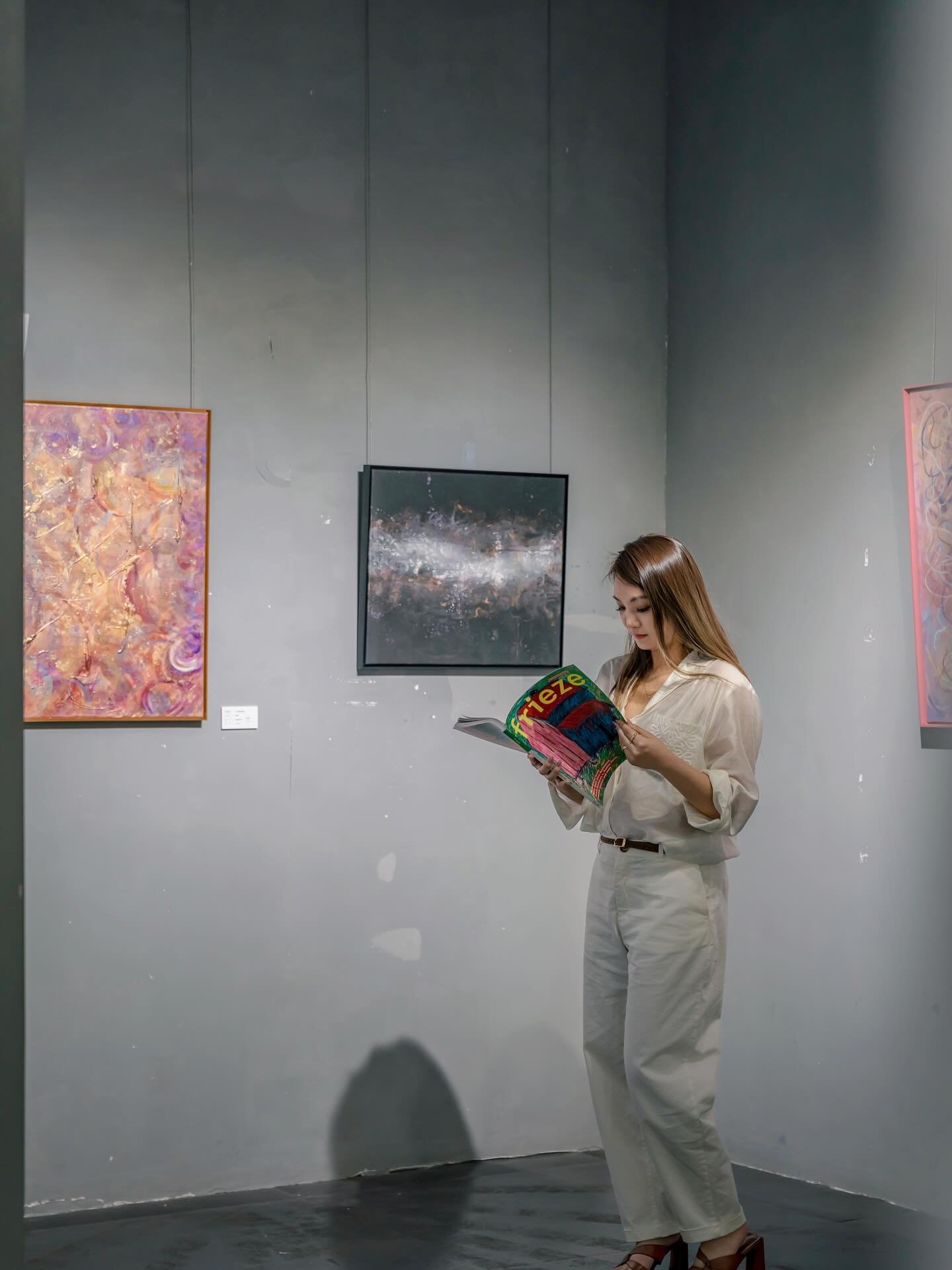 作為一名藝術家，能夠參與由Nelson Qin和Joe Richards策劃的London Art Collective年度大展《ART COLLECTIVE: From the One to the Many》，並在《Frieze》雜誌的報導中分享我的作品《Bitches Stay Away! 小人退散！》，是一次充滿啟發的藝術旅程。這場作為第22屆倫敦設計節重要組成部分的展覽，匯聚了來自16個國家的50位藝術家約90件作品，通過Exquisite Corpse的協作創作方法，探索了個人創意如