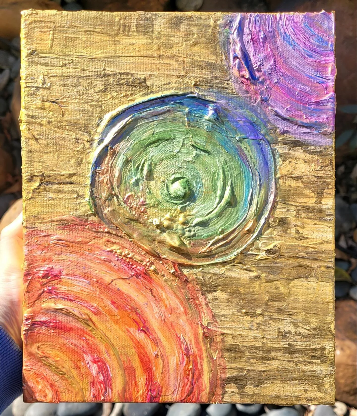 以往的我，常常希望所有人事物都可以永恆不變。
愛的人、幸福的時刻、內心的平靜&hellip;&hellip;我總想用雙手緊緊握住，以為只要夠努力，就能讓時間為我停留。

人大了，經歷了離別、轉變與失去，才在某一刻恍然明白：
原來，「變幻」才是唯一的永恆。

這份領悟，沒有想像中悲傷，反而帶來一種深沉的釋然。既然萬物皆流，那麼「持久」的意義是什麼？