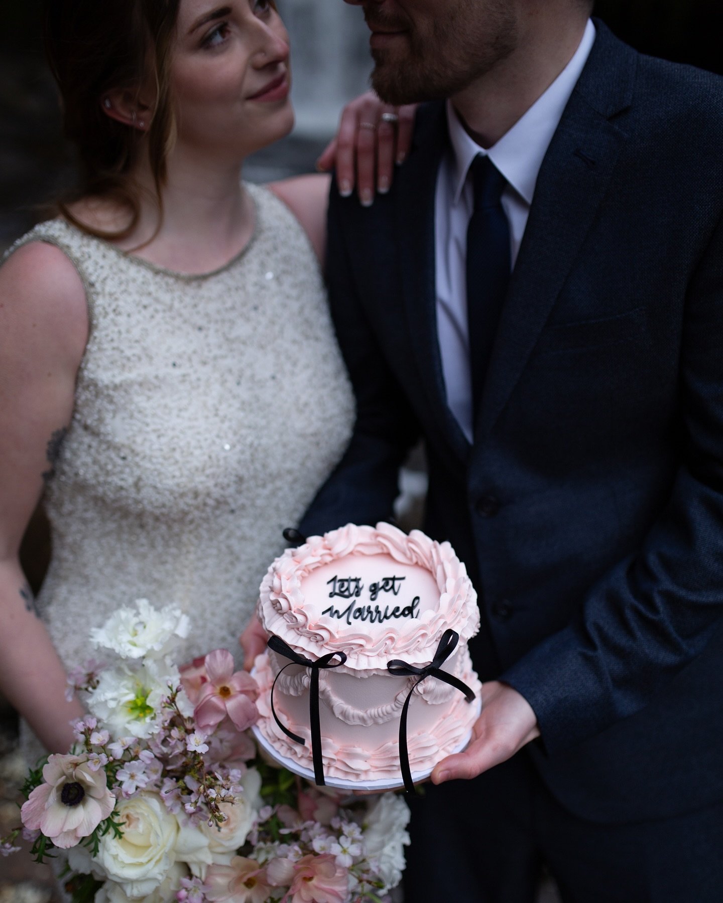 Let&rsquo;s get married&hellip;

An elopement photoshoot at a beautiful Welsh waterfall a few weeks ago.  Adding colour to the cake! 

Photographer + videographer: @heatherwinstanleyphoto
Florist: @onesplendidday
Cake: @thegingerbearbakery
Confetti c