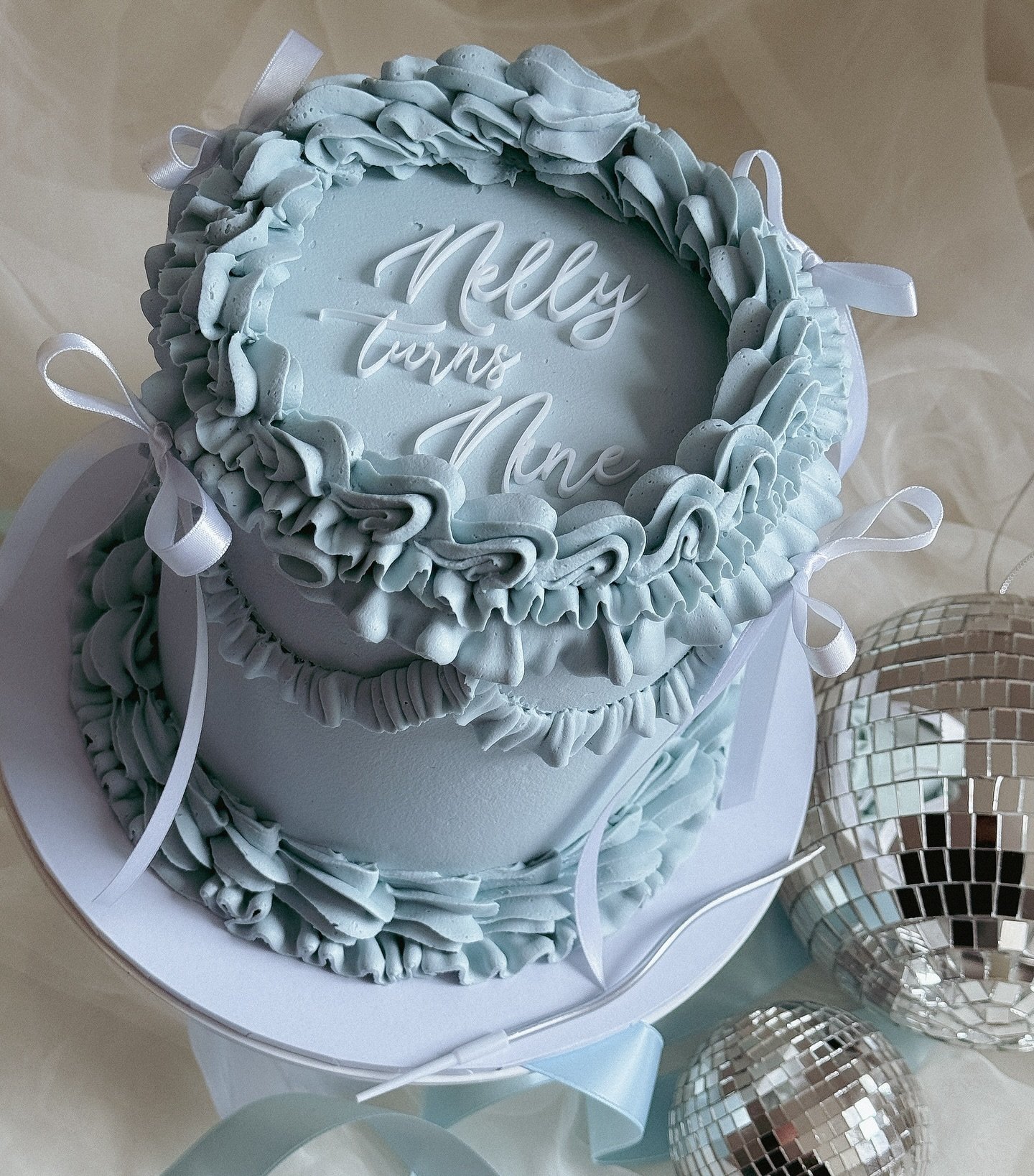 Buttercream ruffles and bows for Nelly.

Acrylic name charm @burntisland_occasions 

#9thbirthday #bluecake #rufflecake #bowcake #vintagecake #bows #birthdaycake #blue #buttercream #pipingtechniques #lambethcake #weekend #sunday #weddingcake #southwa