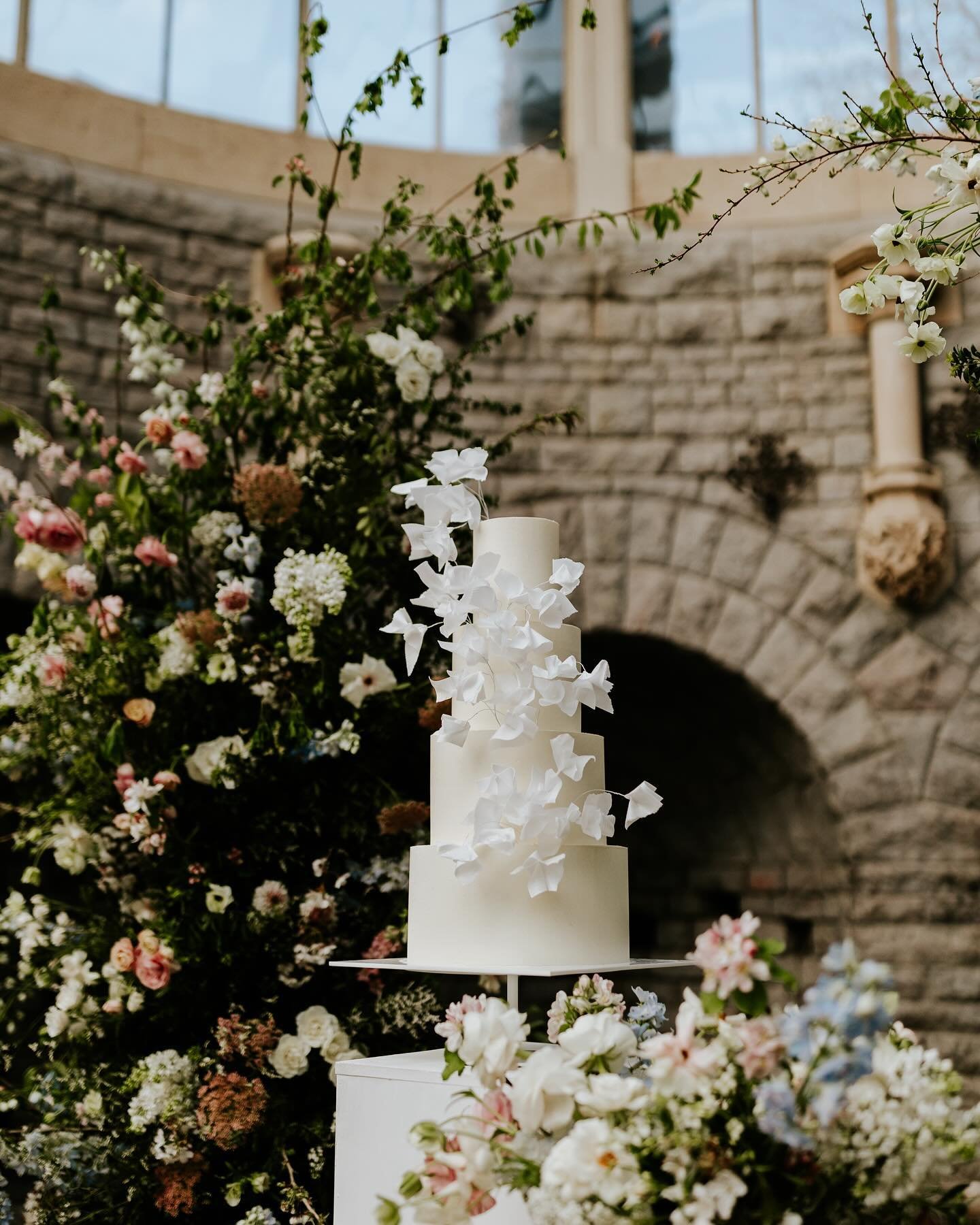 The most perfect &amp; romantic pastel colour palette&hellip;

Lead florist and stylist @onesplendidday
Photographer @sophiecollinsphotography_
Videographer @poshbearuk
Cakes @thegingerbearbakery
Venue @tortworth_court_weddings
Dresses @highsocietybr