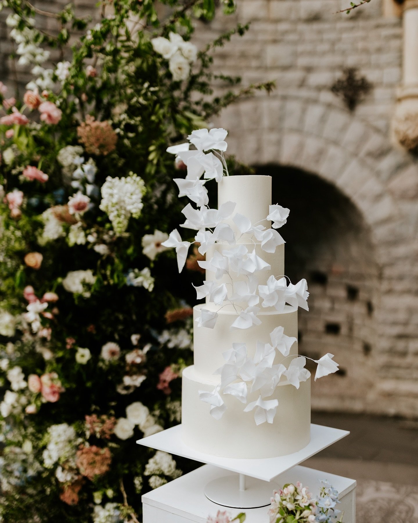 &lsquo;SWEETPEA&rsquo;

The four tier &lsquo;Sweetpea&rsquo; displayed amongst the most beautiful floral arch on a gorgeous white stiletto cake stand from @prop.options Think about how you are going to display your cake, make it a design feature of y