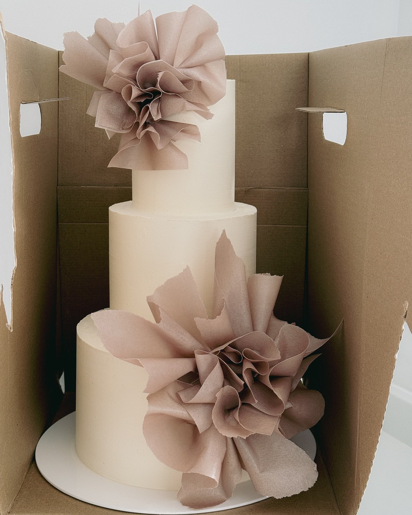 Oversized everything 🤍

Oversized ruffle arrangements travelling in style in @boxsecure 

Lots of new designs coming for 2024&hellip;thank you to my couples for embracing my cake visions! 

#weddingcake #cake #lovecake #weddingcakeinspiration #wafer