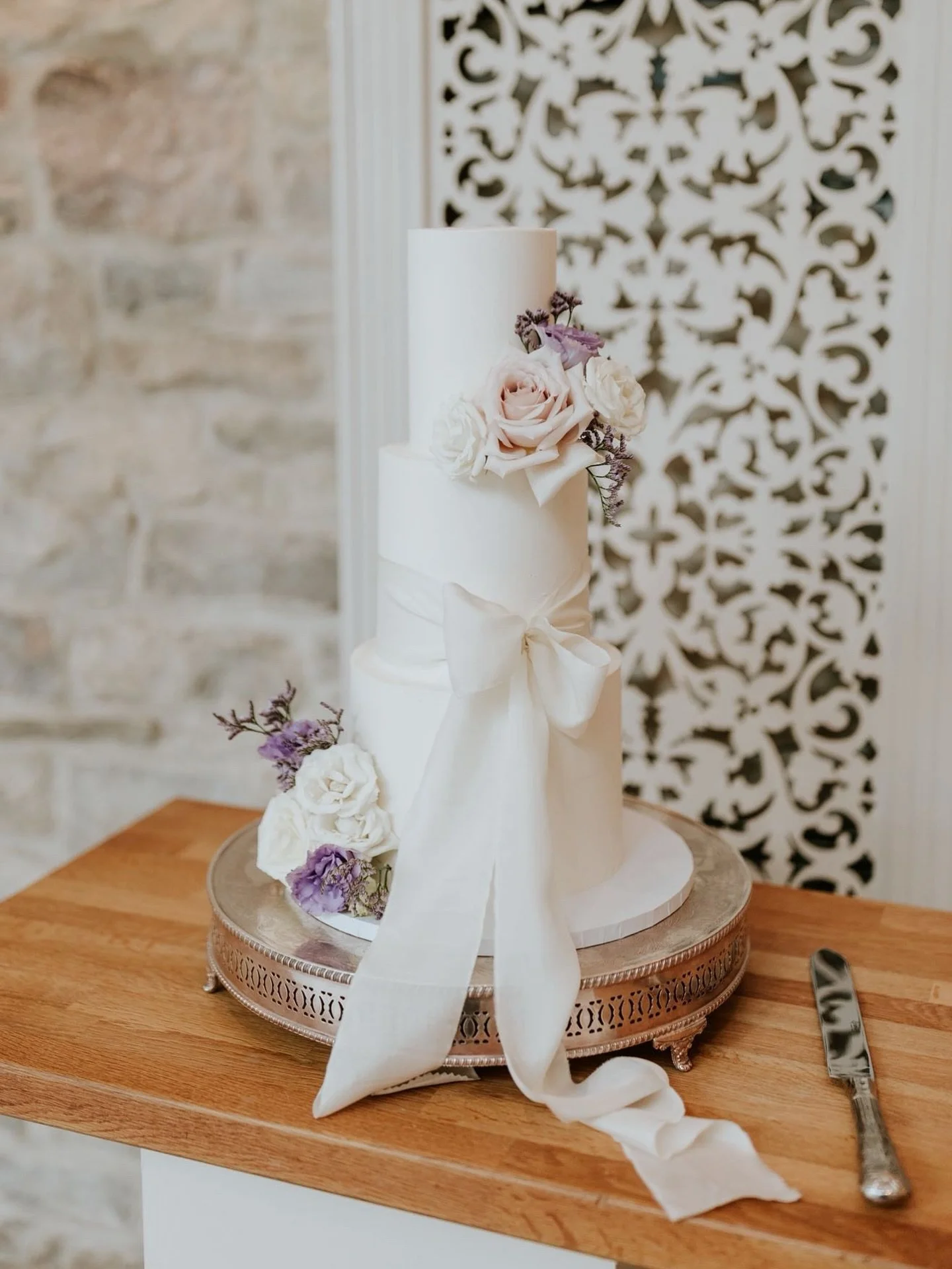 I know I always say it, but I LOVE it when your cake photos land in my inbox!! 

Thank you to the new Mr &amp; Mrs Williams for sending  over this beautiful photo of their cake from their wedding in July at the lovely @sttewdricshouse The cake captur