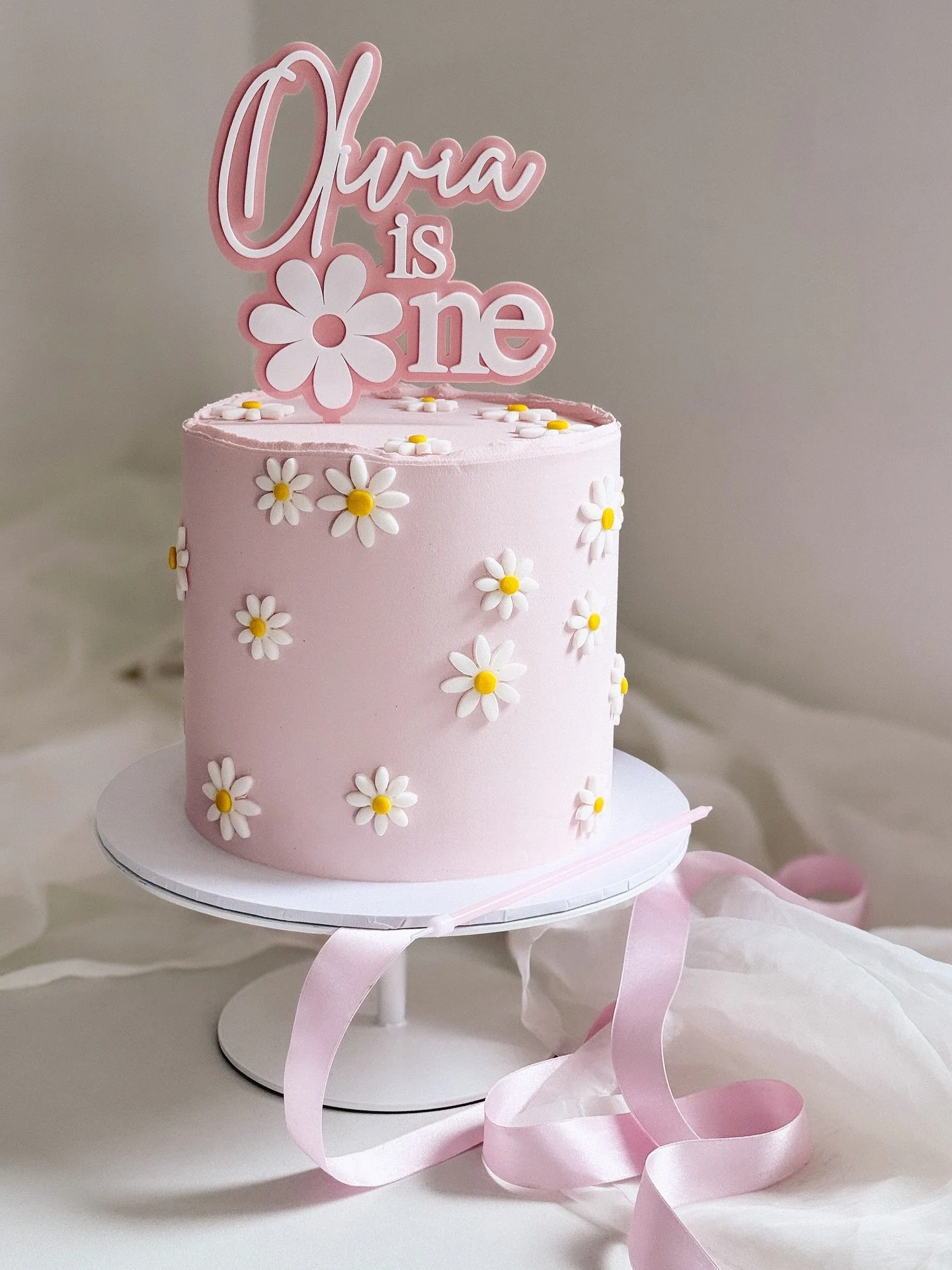The cutest little daisies for Olivia&rsquo;s first birthday 🌸

Acrylic topper by the fabulous @burntisland_occasions 

I always get asked if I still make celebration cakes and the answer is YES! You can book in a celebration cake up to three months 