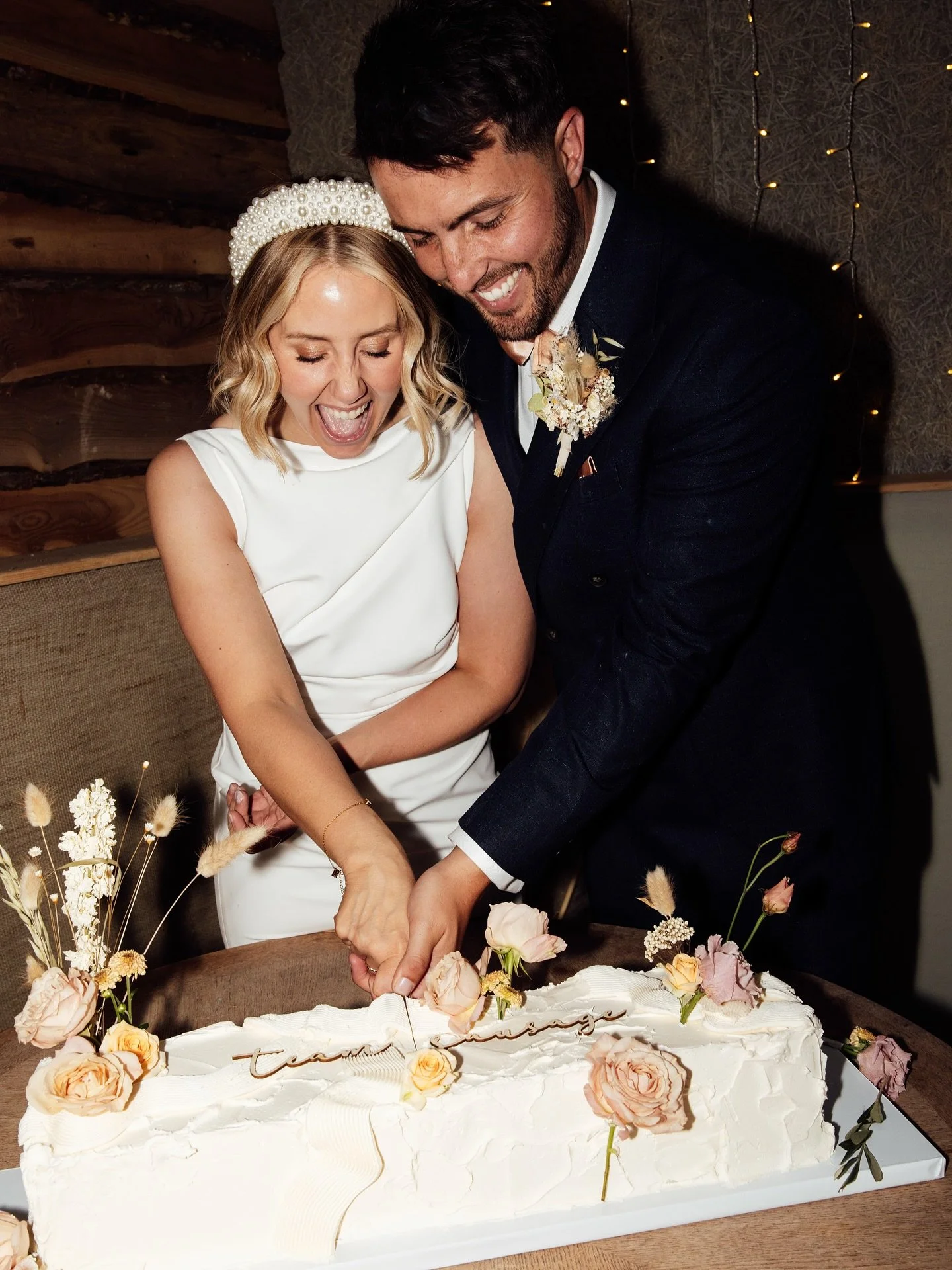 Huge congratulations to Nadia &amp; Lloyd who chose a floral, long style cake for their beautiful wedding @greengrovebarns 

This gorgeous cake cutting photo captured all the fun!! @neil_w_photo  LOVE it!! 

Flowers by @littlerosefloraldesign
Wooden 