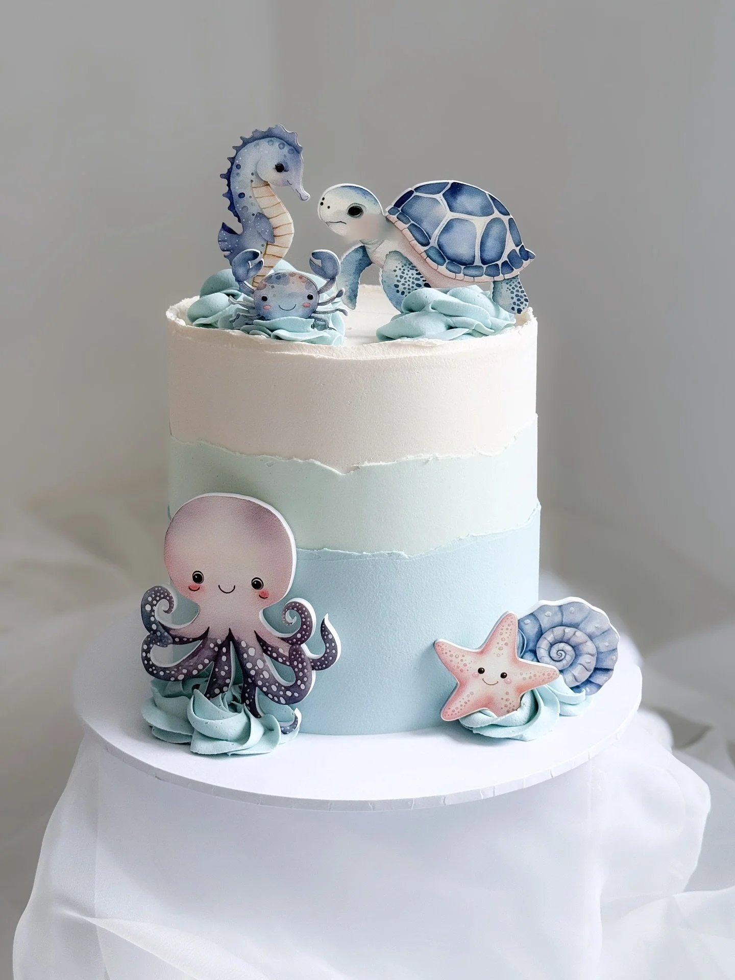 The cutest little under the sea cake for Arlo&rsquo;s 3rd birthday 🩵

Thank you to @burntisland_occasions for these lovely printed acrylic charms. 

These last few weeks have been full of lovely celebration cakes, all different themes and styles! I&