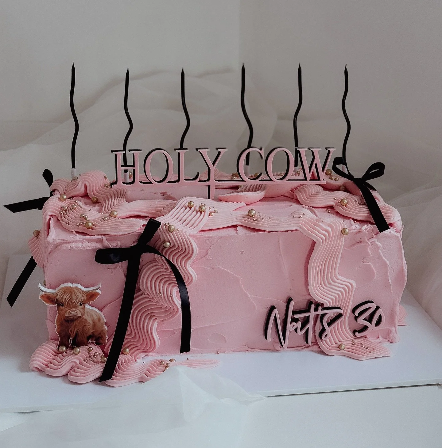 A very on trend, rectangle shaped cake for a highland cow loving 30th birthday. I absolutely loved this brief 🤍 and even better, it was ordered for a SURPRISE party! (Featuring my favourite wiggly candles!!)

Acrylic wording &amp; highland cow print