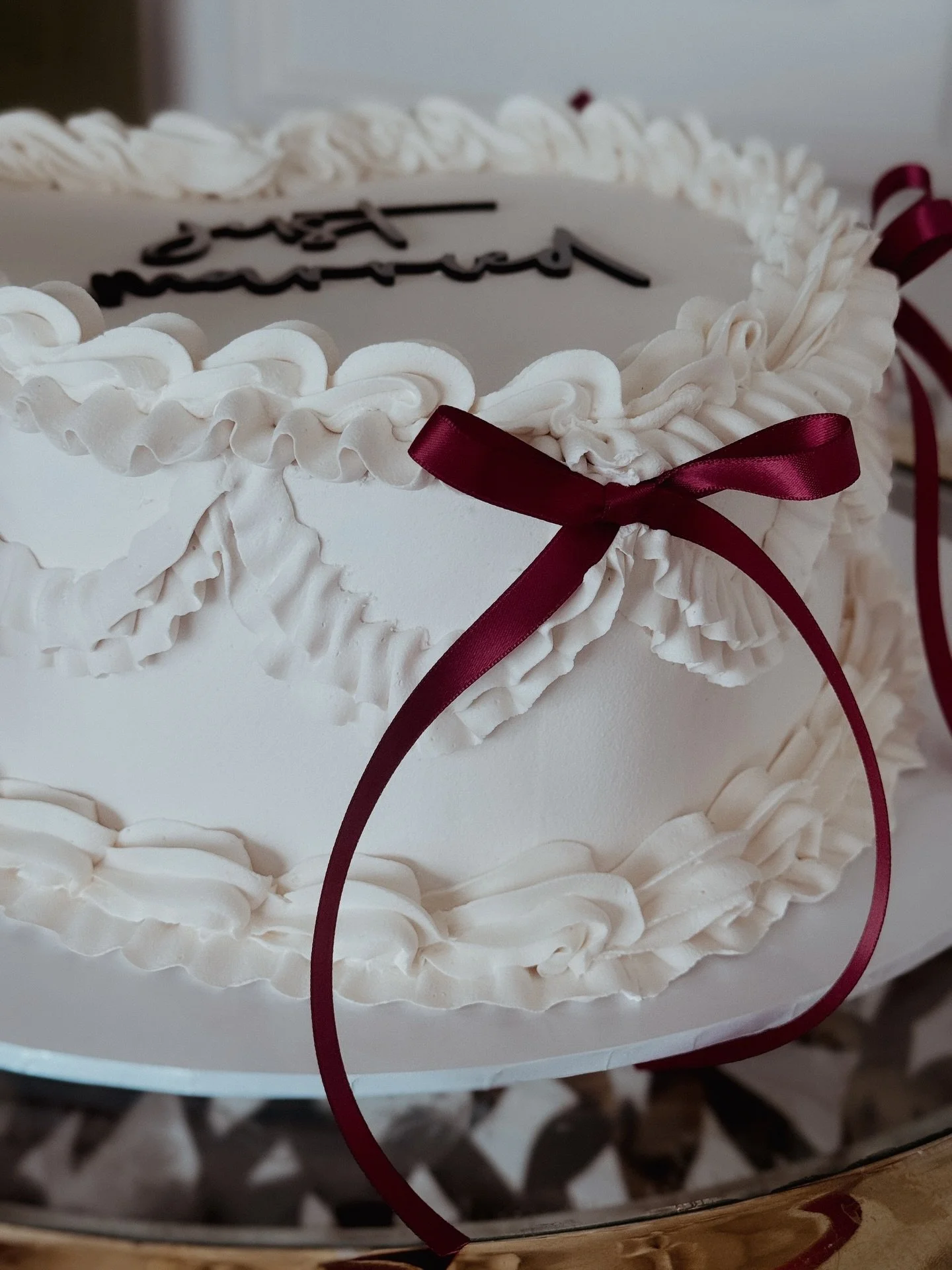 &ldquo;just married&rdquo;

My last wedding of 2025 at the beautiful @santffraedhouse for S&amp;S in December.

Ending the year with a vintage heart, acrylic wording &amp; burgundy bows.

The heart is still here for 2026 🤍 a lot more new ideas and d