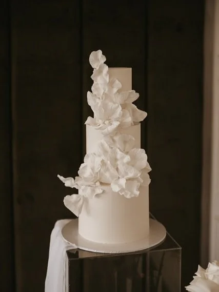 I always say it but I love it when your cake photos drop into my inbox! 

A huge thank you to N&amp;J for sending over these beautiful photos of their gorgeous wedding cake set up @santffraedhouse last summer.

A three tier buttercream cake, dressed 