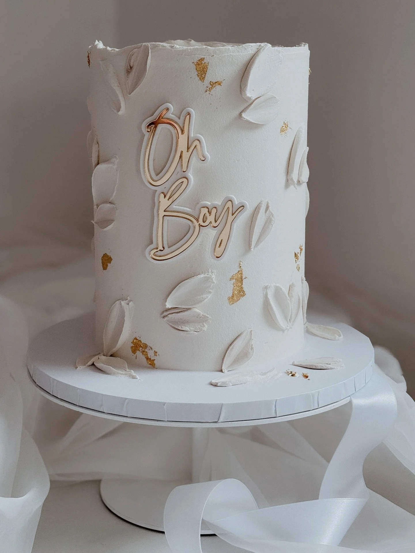 Oh Boy! Neutral baby shower cake with pallet knife texture, gold leaf and acrylic charm. 

Acrylic charm @burntisland_occasions 

Thank you to everyone who has booked in for cakes over the next few weeks, you are keeping me busy! I will be taking som