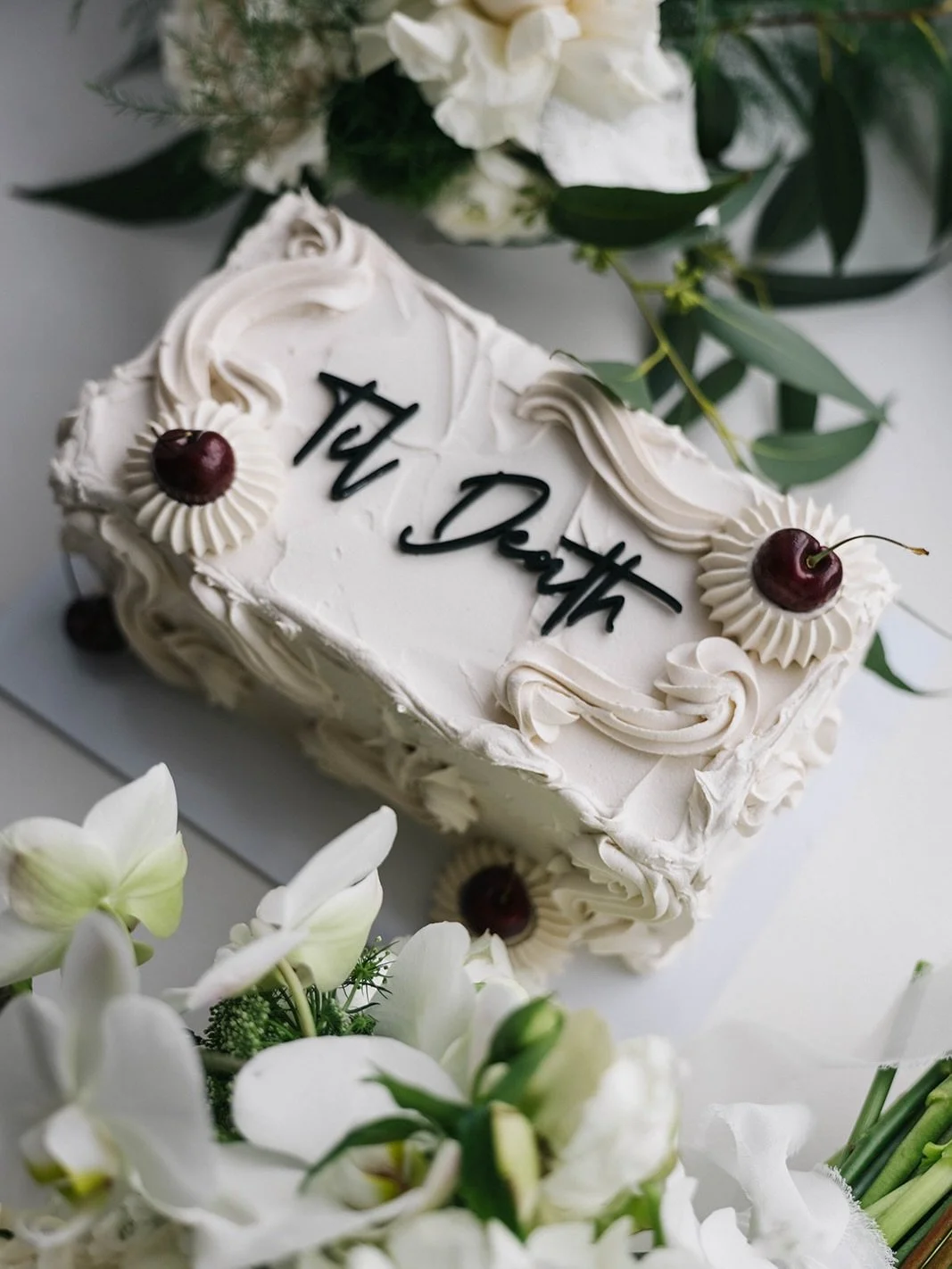 The couple, a vintage car &amp; a cake&hellip;another great collaboration of a super talented team 🤍

Florist @littlerayblooms
Photographer @carlaannephotography
Cake @thegingerbearbakery
Content @pmsocials
Dresses/Boutique @willowinwhite @believe_b