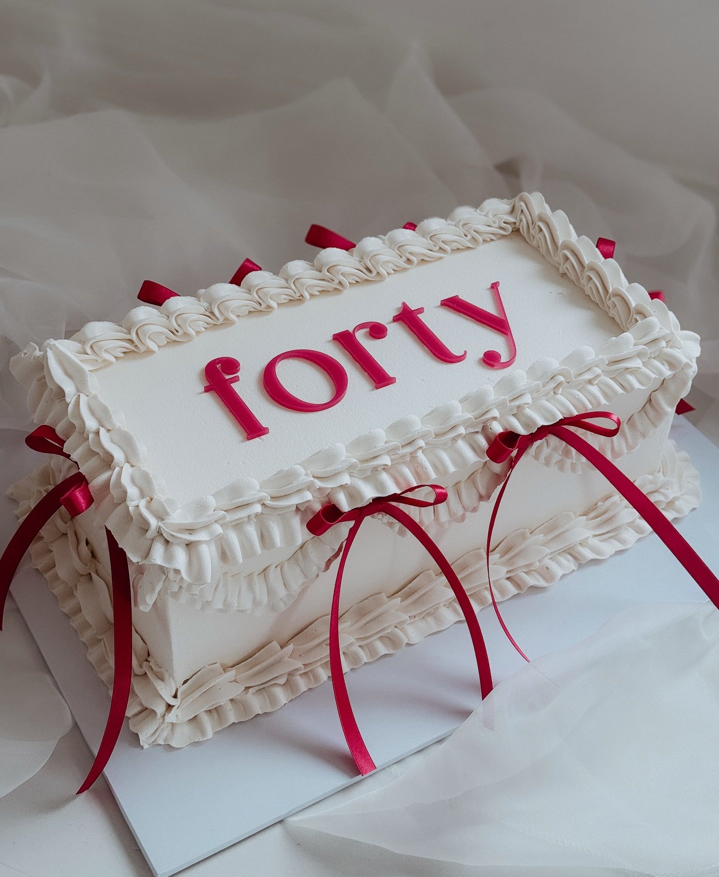 f o r t y

A big happy 40th birthday to @katherinephillips12_ @sweetpea_florals__  A large, vintage rectangle cake with hot pink bows was the vibe this weekend.

Lots of requests for the rectangle shape, which I am loving and all with a very differen