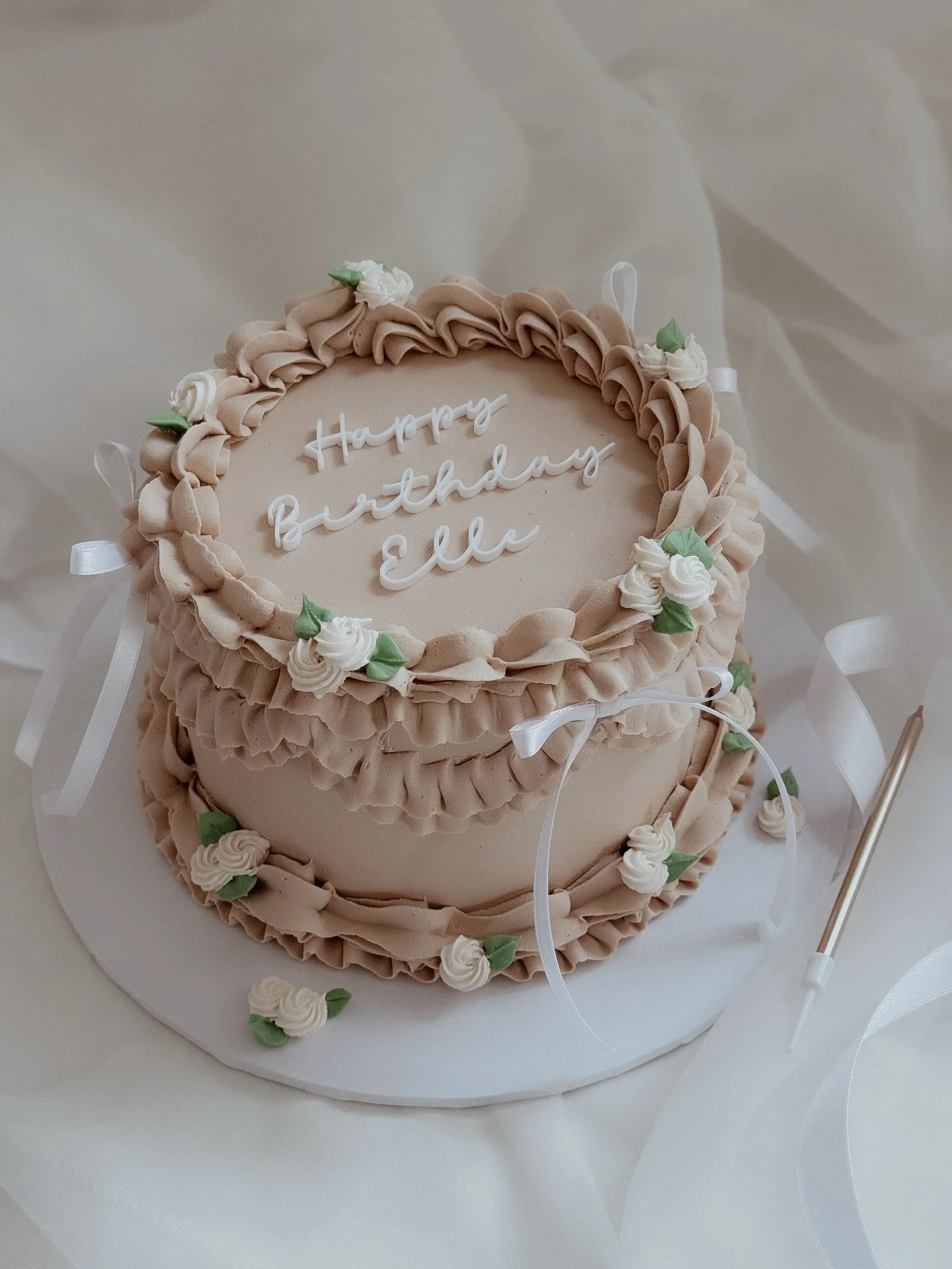 Pretty piped flower details for Elle.

An espresso coffee flavour cake in neutral vintage vibes.

Acrylic wording @burntisland_occasions 

#pipedflowers #flowercake #vintagecakes #birthdaycake #weddingcake