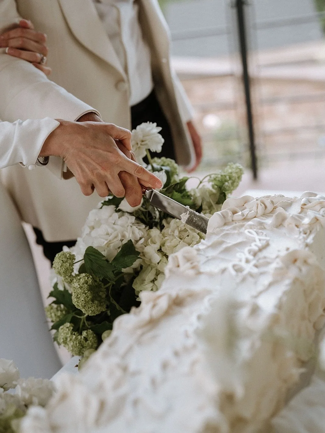 A DREAMY cake table dressed with fresh fruits and the most beautiful fresh floral display. This long rectangle cake was a centrepiece of the day, a total show stopper!

A white chocolate &amp; raspberry flavour cake decorated with textured vanilla be
