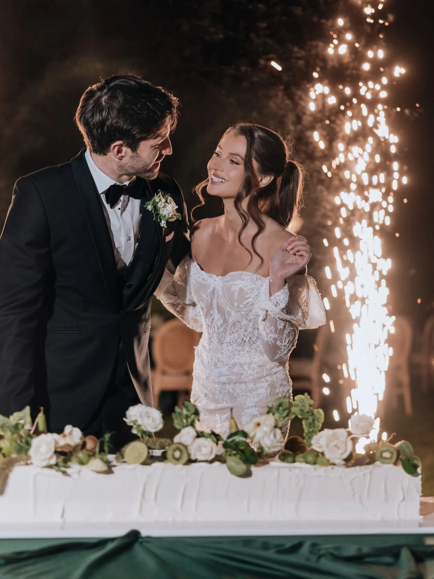 The cake cutting&hellip;make it SPECTACULAR!

Giving your cake its own firework display, I am so here for this!! 

A long rectangle cake with fresh fruits &amp; florals on its own stage. Epic scenes @glenuskcountryestate !! ✨✨✨

Venue: @glenuskcountr