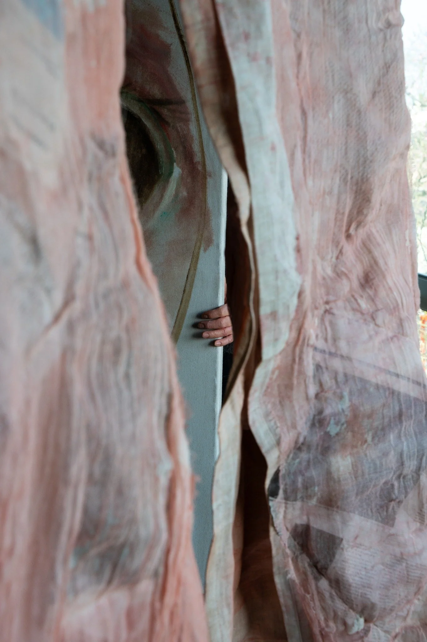 ...vorige week bezoek gehad van fotograaf Ellen de Roo. Zij heeft een aantal mooie beelden geschoten in mijn atelier. Het proces in beeld. 
More to come... 

https://www.instagram.com/oorednelle/

#proces #huid #contemporary_art  #artinstallation