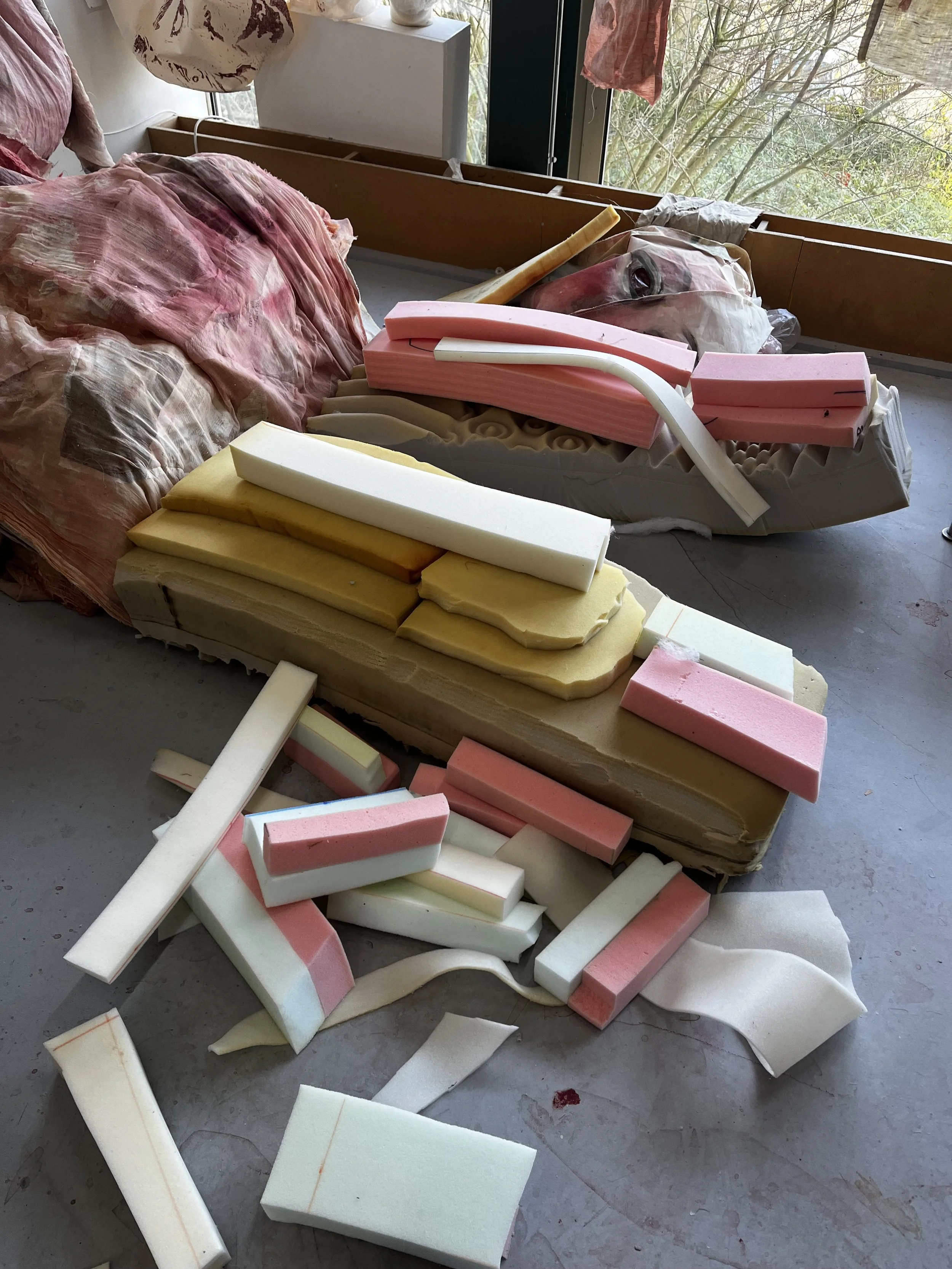 van mijn live pandgenoten meubelstoffeerders krijg ik restmateriaal. Wekelijks ligt er een vuilniszak met materiaal voor mij klaar.