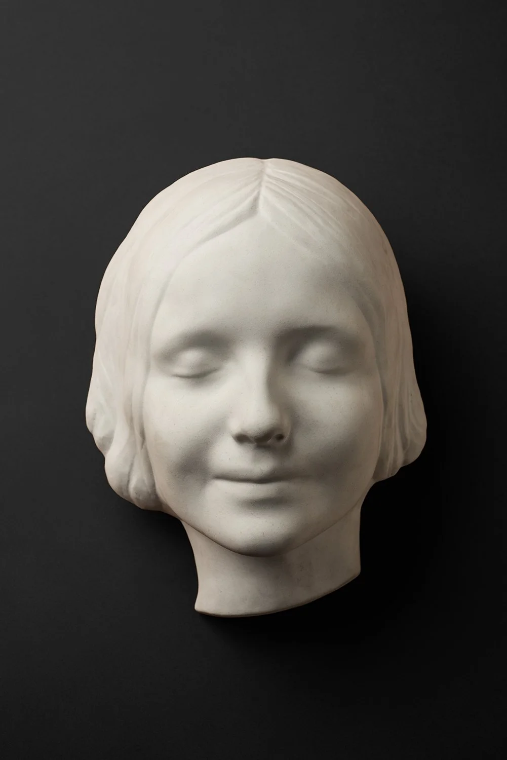 L'inconnue de la Seine. The Plaster of Paris death mask of a young girl who died in the river. The face became a fashionable icon