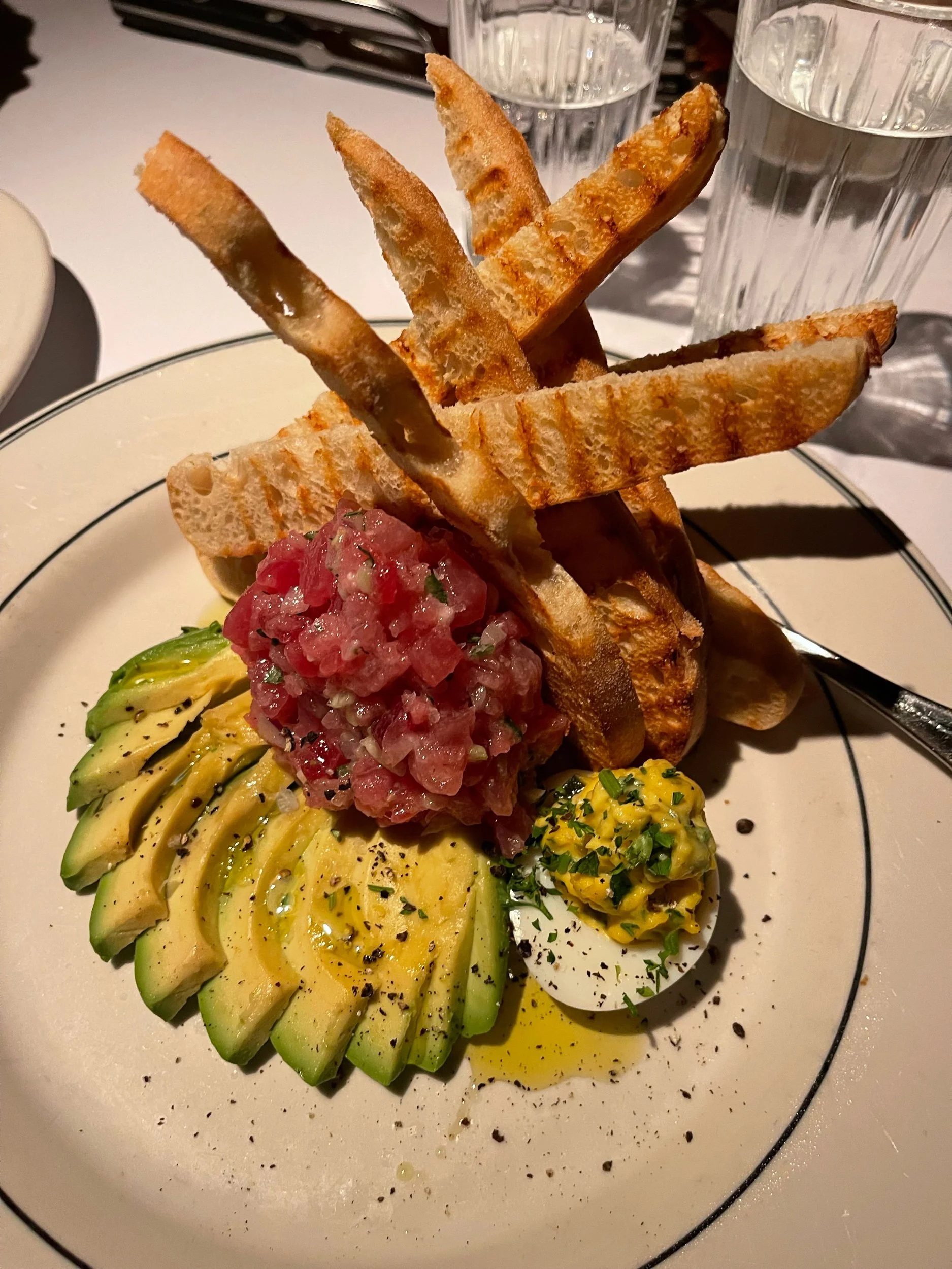 East Hampton Grill: A Culinary Classic in the Heart of East Hampton 🍽️