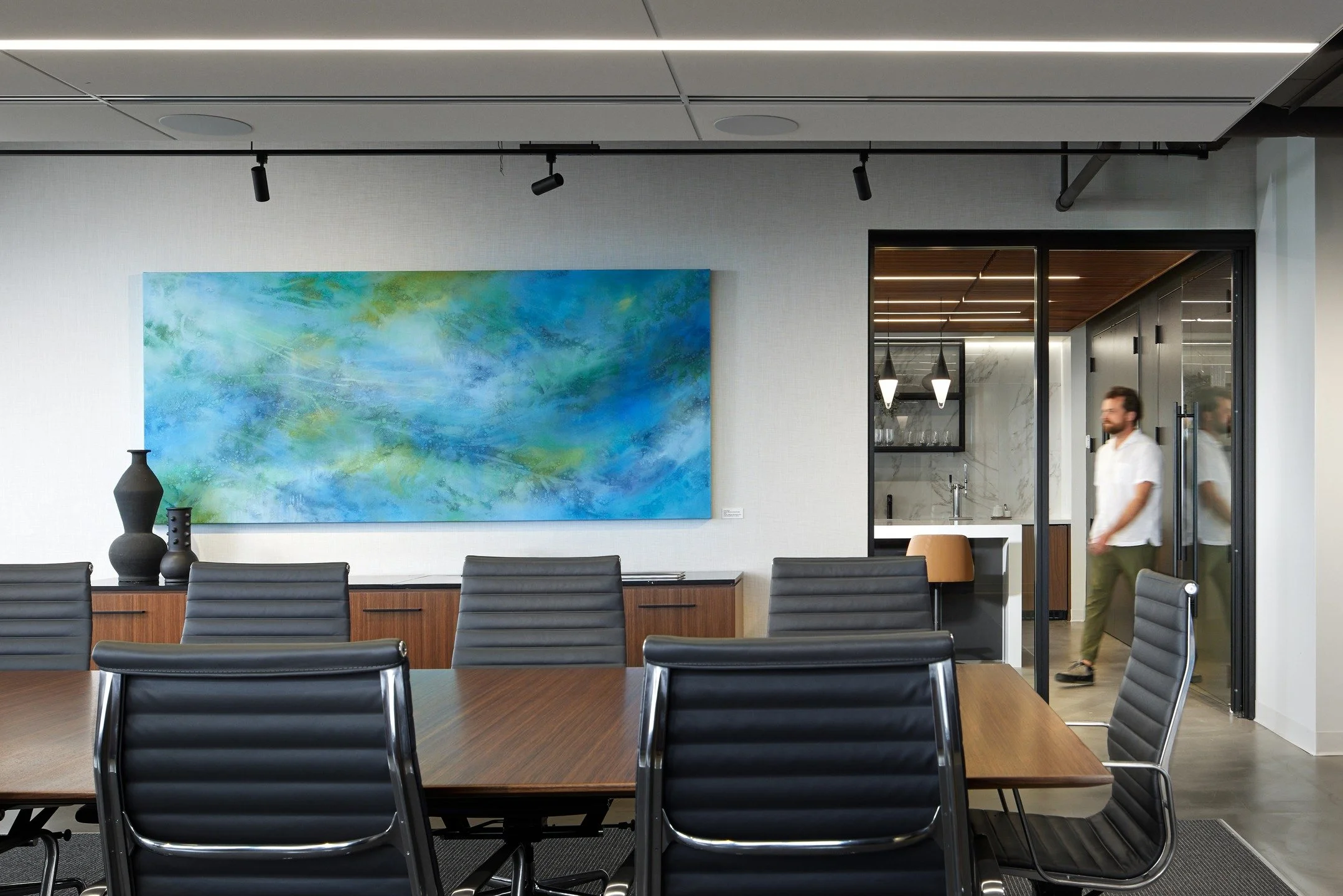 Over a year has passed, and we are still thinking about this project!

Working with @studio__bv, @golelch, @fluidinteriors &amp; @allincmn, we were able to make this modern and sleek office the perfect space for the Holborn team.

We take pride in de