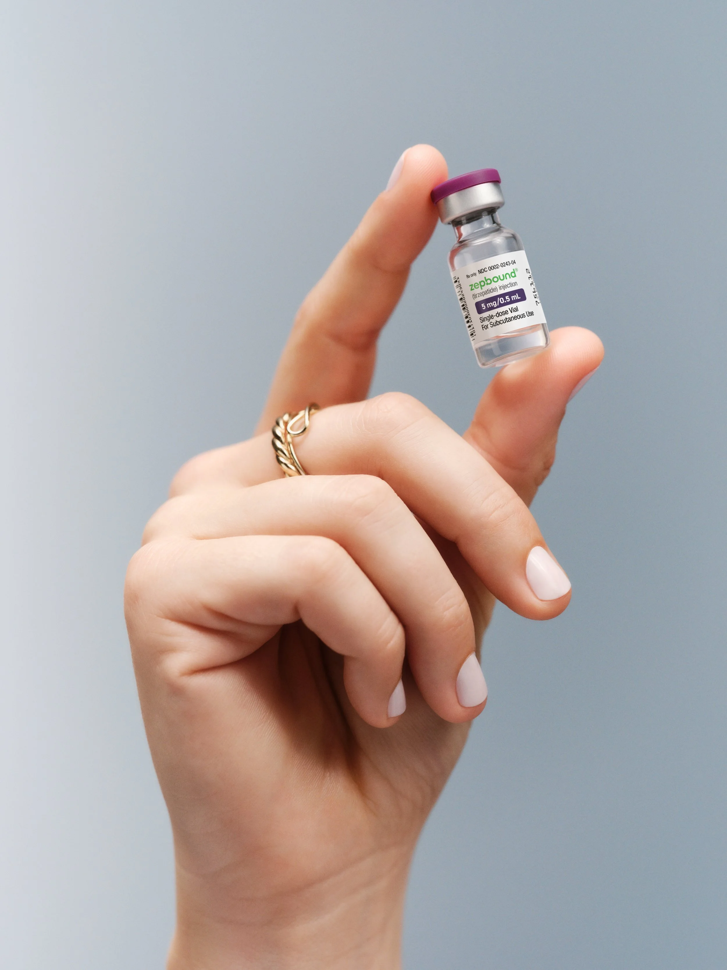 Ro_Body_Drew_Vial_Hand_014_5ml Front_FINAL.jpg