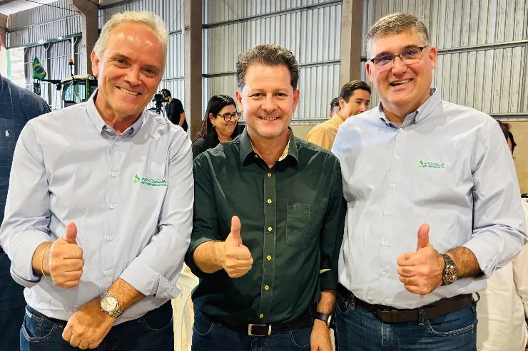   Renato Câmara com Jorge Michelc, presidente da Aprosoja/MS, e Paulo Stefanello, presidente do Sindicato Rural de Sidrolândia e 1º diretor administrativo da entidade, durante a abertura nacional da safra de soja.  