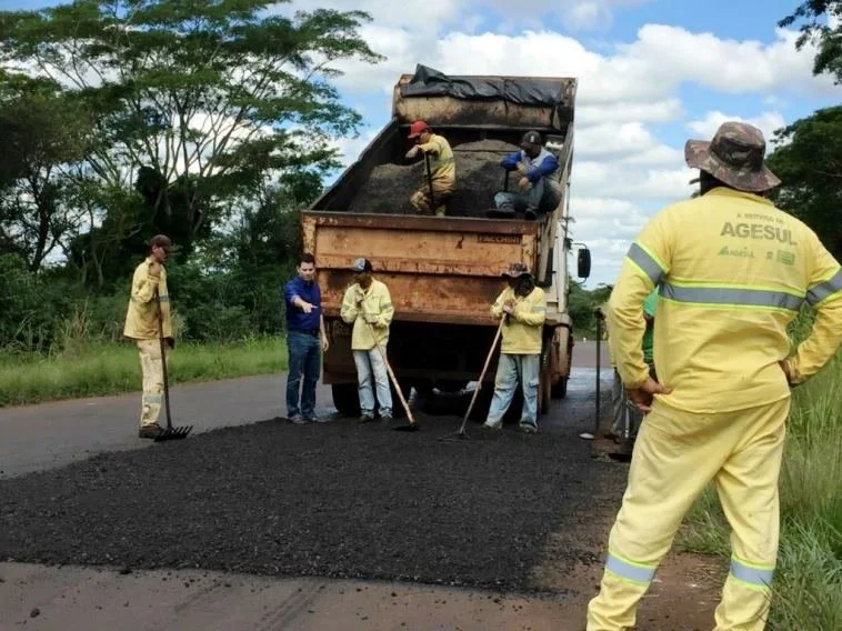 Tapa-buracos na MS-145 de Deodápolis a Angélica até a BR-267 atende ação de Renato Câmara