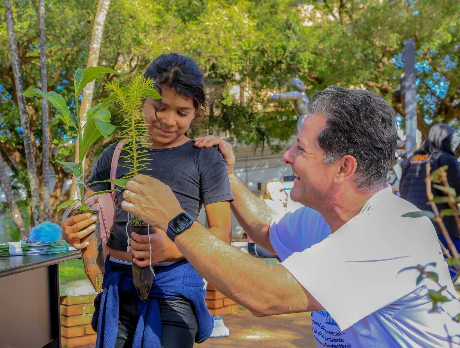   Deputado Renato orienta aluna sobre plantio de muda de árvore, como ação de amor ao meio ambiente e comemoração ao Dia  Mundial do Meio Ambiente  . Foto: Flávio Henrique  