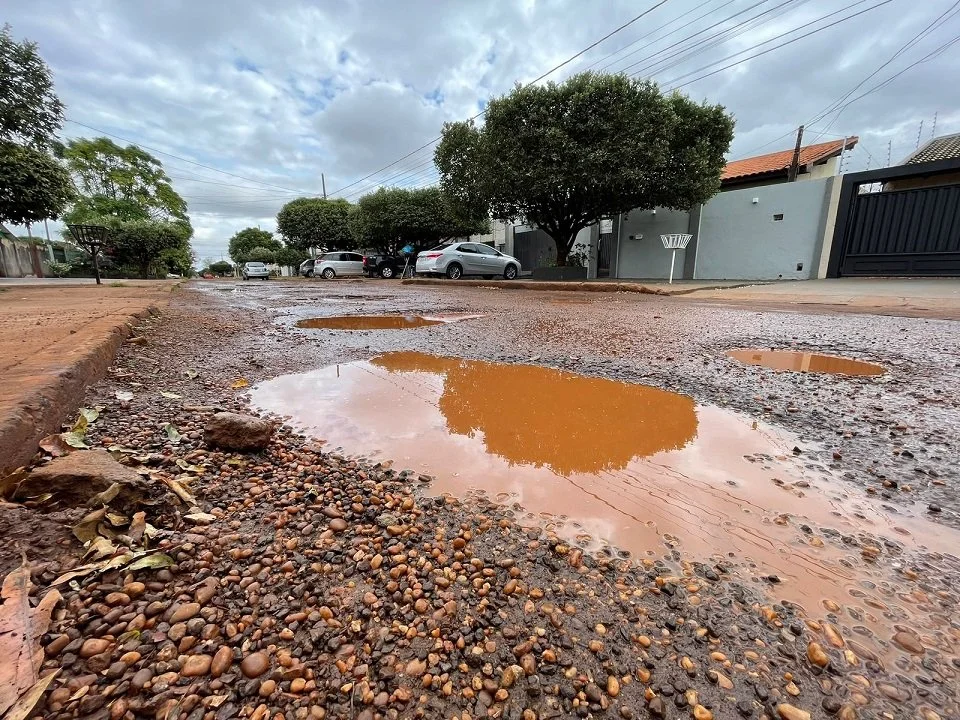 Devido aos mais de 100 mil buracos, Renato cobra o recapeamento de vias de Dourados