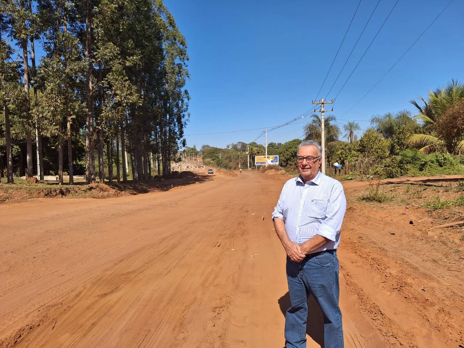    Vereador Luiz do Sindicato na MS-357, unido com o deputado Renato Câmara na luta pela conclusão de pavimentação em Ribas do Rio Pardo.    Foto: Divulgação   