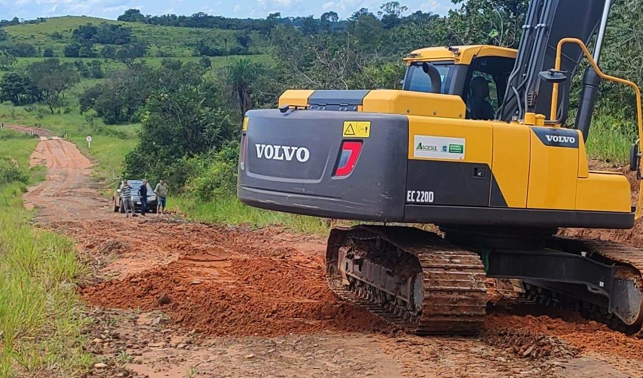    Agesul esteve na região do distrito de Areado, em março deste ano, mas, buracos e precariedade da MS-142 voltaram a ser registrados.    Foto: Agesul  