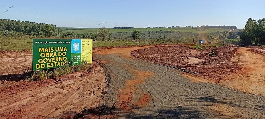 Renato Câmara reivindica sinalização viária para ciclistas na MS-290, “Rodovia Onevan de Matos”, em Naviraí Início da rodovia MS-290, que já está sendo pavimentada, para a qual Renato Câmara solicita que seja obra seja executada com demarcação viária de trânsito para a prática do ciclismo. Foto: Roney Minella
