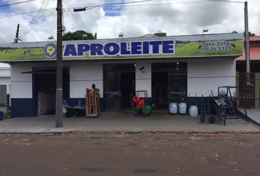 Em apoio aos produtores de leite, Renato Câmara reivindica ao Estado uma pá carregadeira para a Aproleite