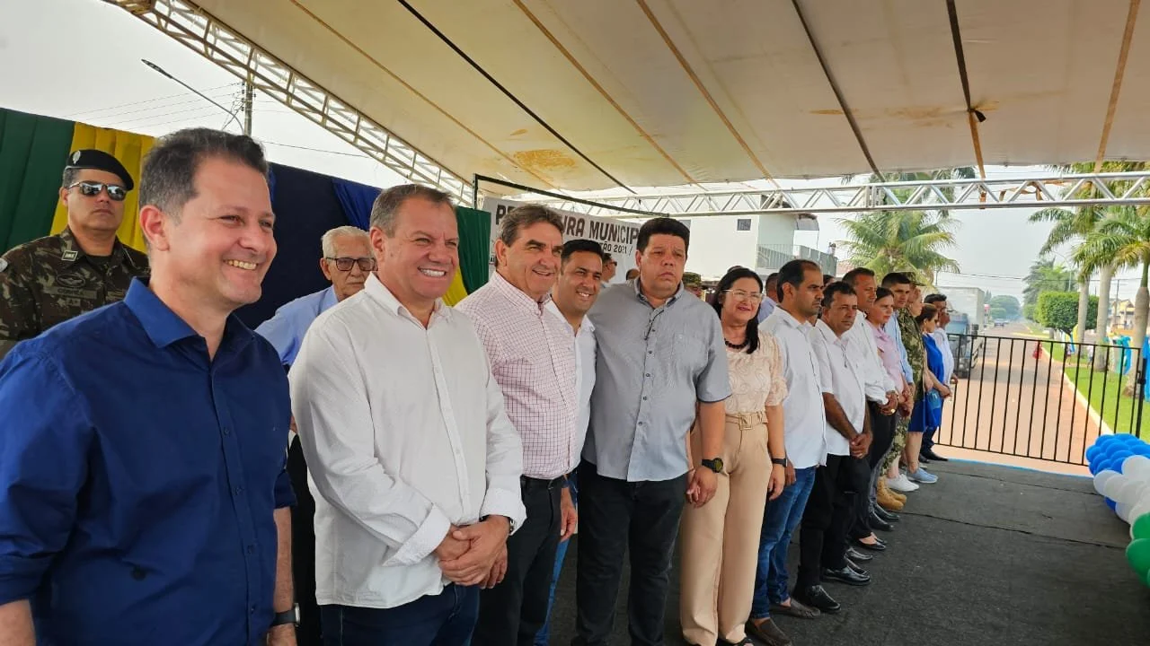PARANHOS 36 ANOS: Deputado Renato participa do desfile cívico do aniversário e parabeniza o povo e autoridades