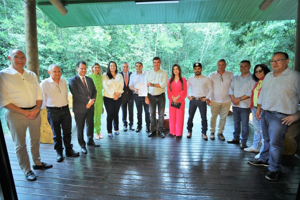    Deputado Renato Câmara com prefeitos do Cone Sul, governador Eduardo Riedel e colegas deputados em ação que resulta na destinação de recursos a 14 municípios. Fotos: Saul Scharamm    