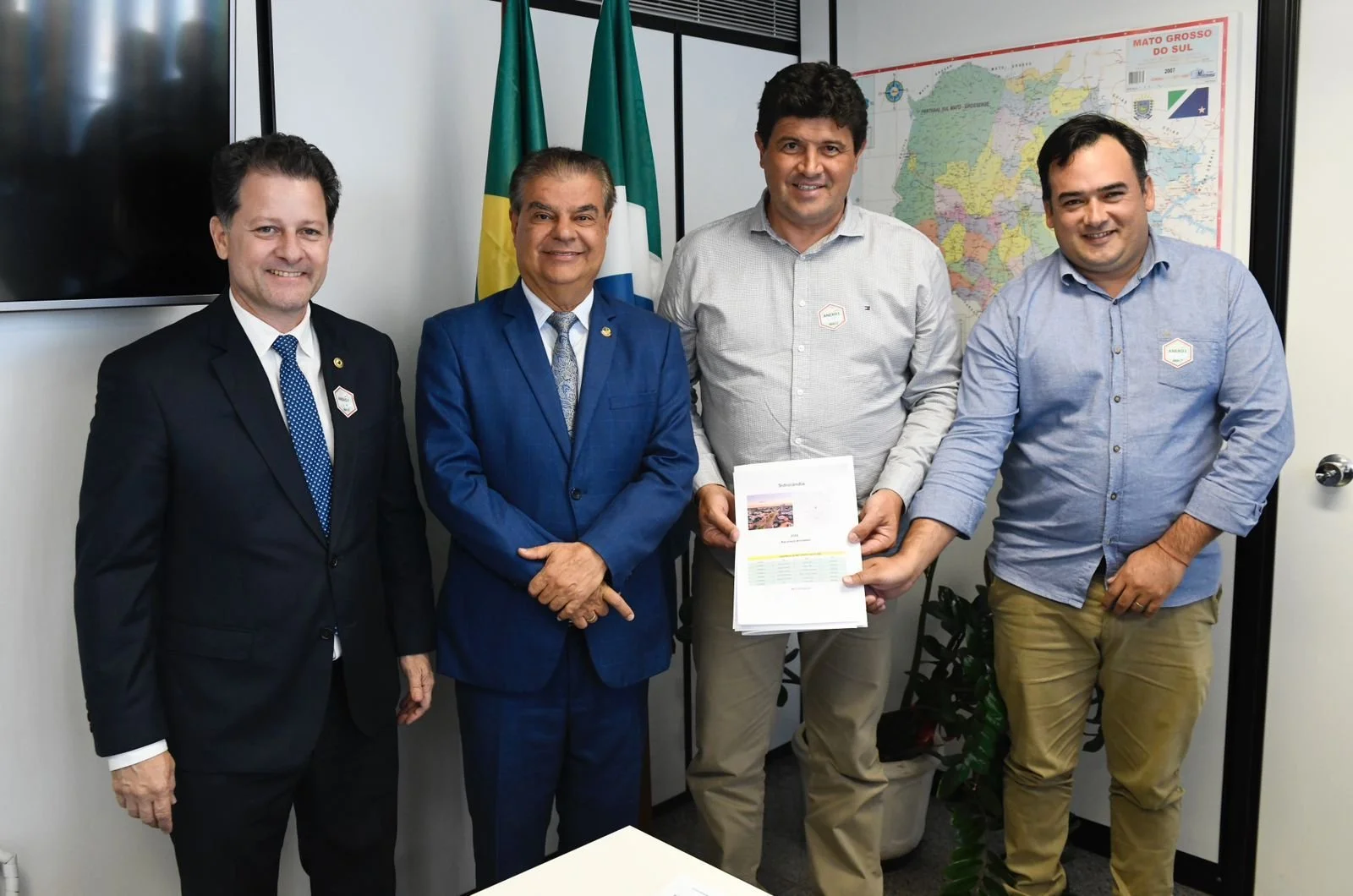   Ao lado do prefeito Rodrigo Basso e do secretário de Agricultura e Abastecimento, Clayton Martins Teixeira, Renato intermediou agenda com o senador Nelsinho Trad para ampliar investimentos em Sidrolândia  