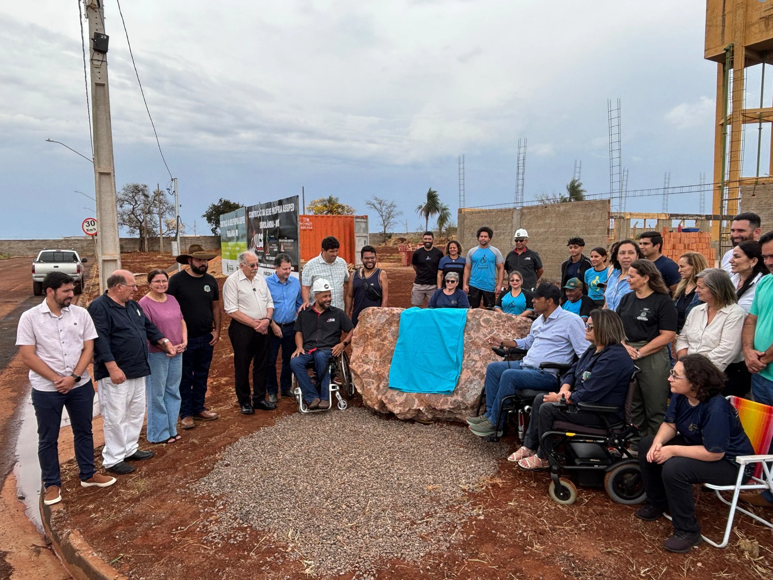  Autoridades descerram a placa da pedra fundamental da construção da nova sede da Associação Supera, em Sidrolândia, que já atende mais de 200 pessoas com deficiência.  