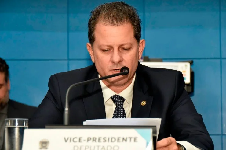   De acordo com o deputado, o trecho apresenta fluxo constante de veículos, ciclistas e pedestres, e a ausência de acostamentos representa risco à segurança viária  
