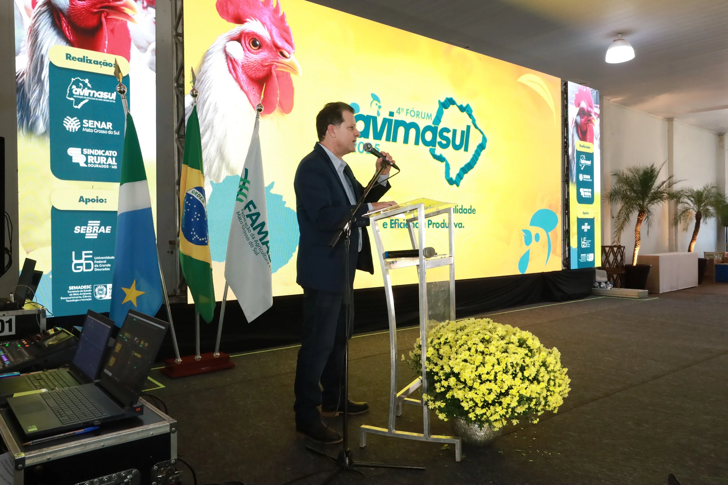  Renato Câmara discursa durante o 4º Fórum da Avimasul, defendendo o fortalecimento da avicultura como motor de desenvolvimento e geração de empregos. 