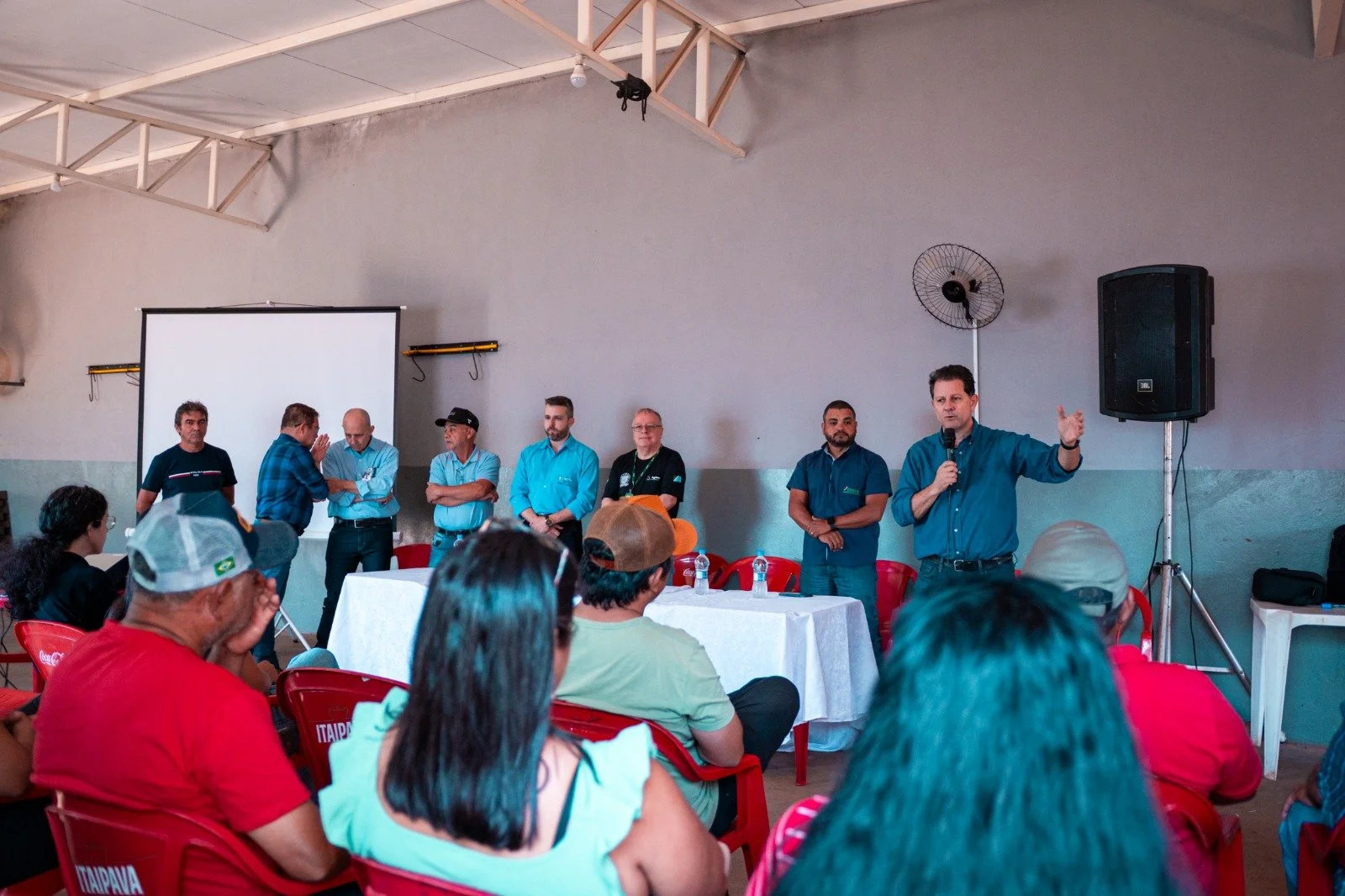   O deputado estadual Renato Câmara discursa com produtores de leite de Anaurilândia durante a Comitiva do Leite Ativo, realizada na cidade em 24 de outubro, ouvindo demandas e debatendo medidas para fortalecer a produção leiteira e a permanência das famílias no campo.  