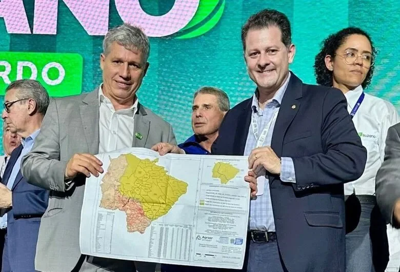 Renato entrega ao ministro Paulo Teixeira pedido de prorrogação do prazo de ratificação de imóveis fronteiriços O ministro Paulo Teixeira recebe reivindicação do deputado Renato Câmara. © Divulgação