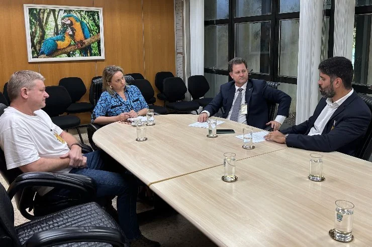  Deputado Renato Câmara entrega à juíza auxiliar da Corregedoria do TJMS proposta de flexibilização cartorial para a ratificação de imóveis na faixa de fronteira, resultado dos seminários realizados pela Frente Parlamentar  