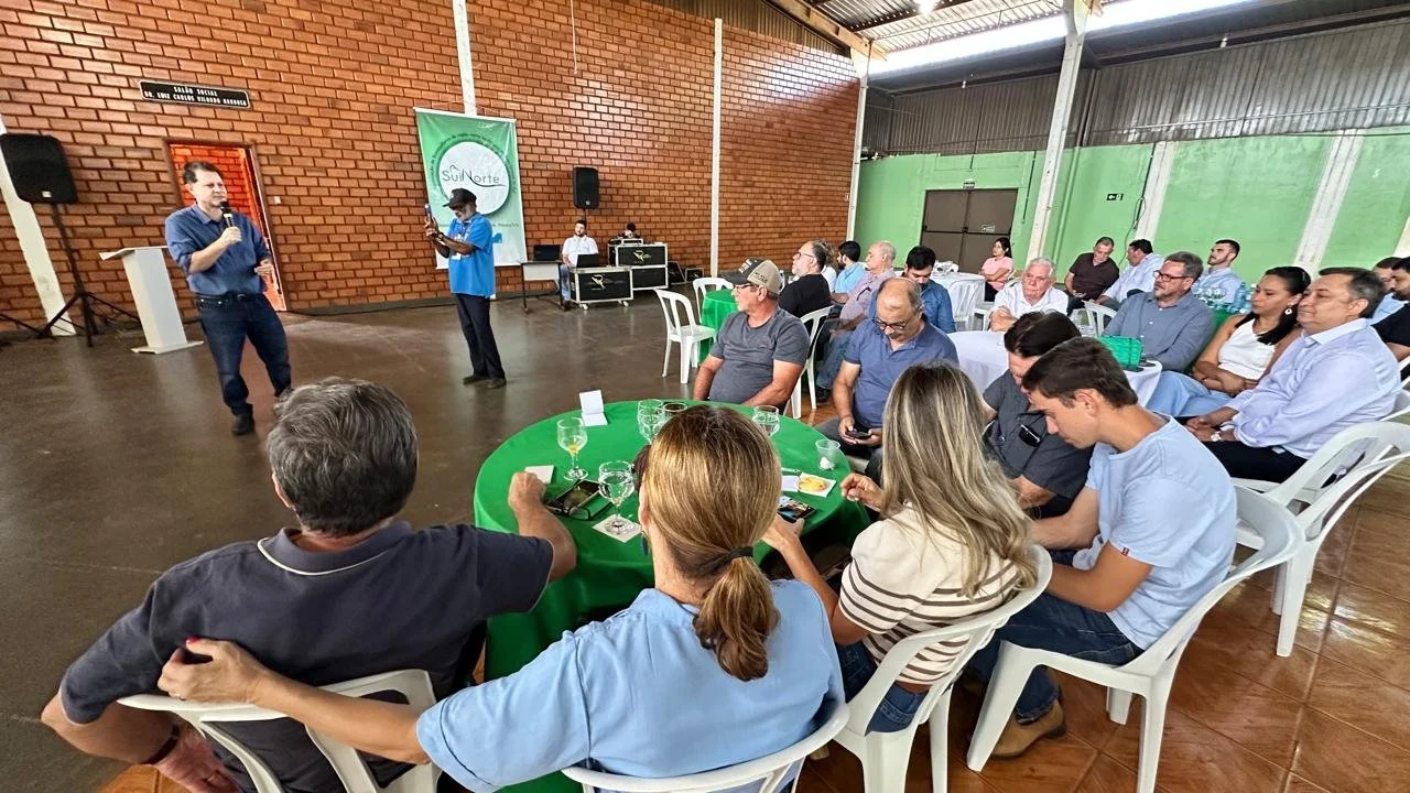   Deputado estadual Renato Câmara conversa com suinocultores durante a Manhã da Suinocultura, em Bandeirantes, reunião organizada pela Suinorte para discutir desafios da cadeia produtiva, qualificação técnica e exigências sanitárias do setor.  