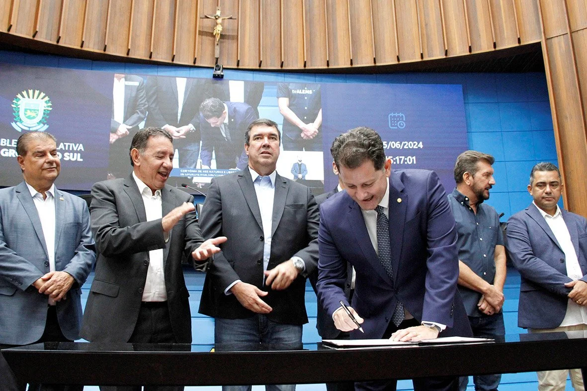    Deputado Renato Câmara assina documento garantindo emendas individuais a 35 municípios de MS. Foto: Wagner Guimarães/ALEMS   
