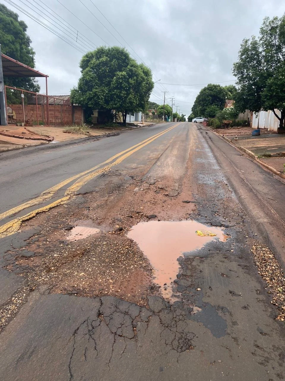   Foto enviada pela moradora Maria Cleonice, mostrando a deterioração do asfalto no local.   