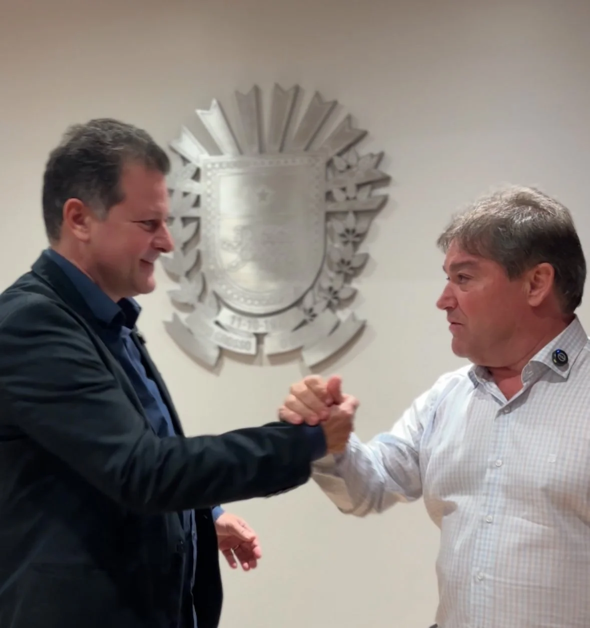 Renato cumprimenta o prefeito Edilson Magro durante agenda do MS Ativo. O parlamentar já destinou recursos para o asfalto da Vila da Barra, o acesso ao Instituto Federal, a pavimentação até o Cristo Redentor. 