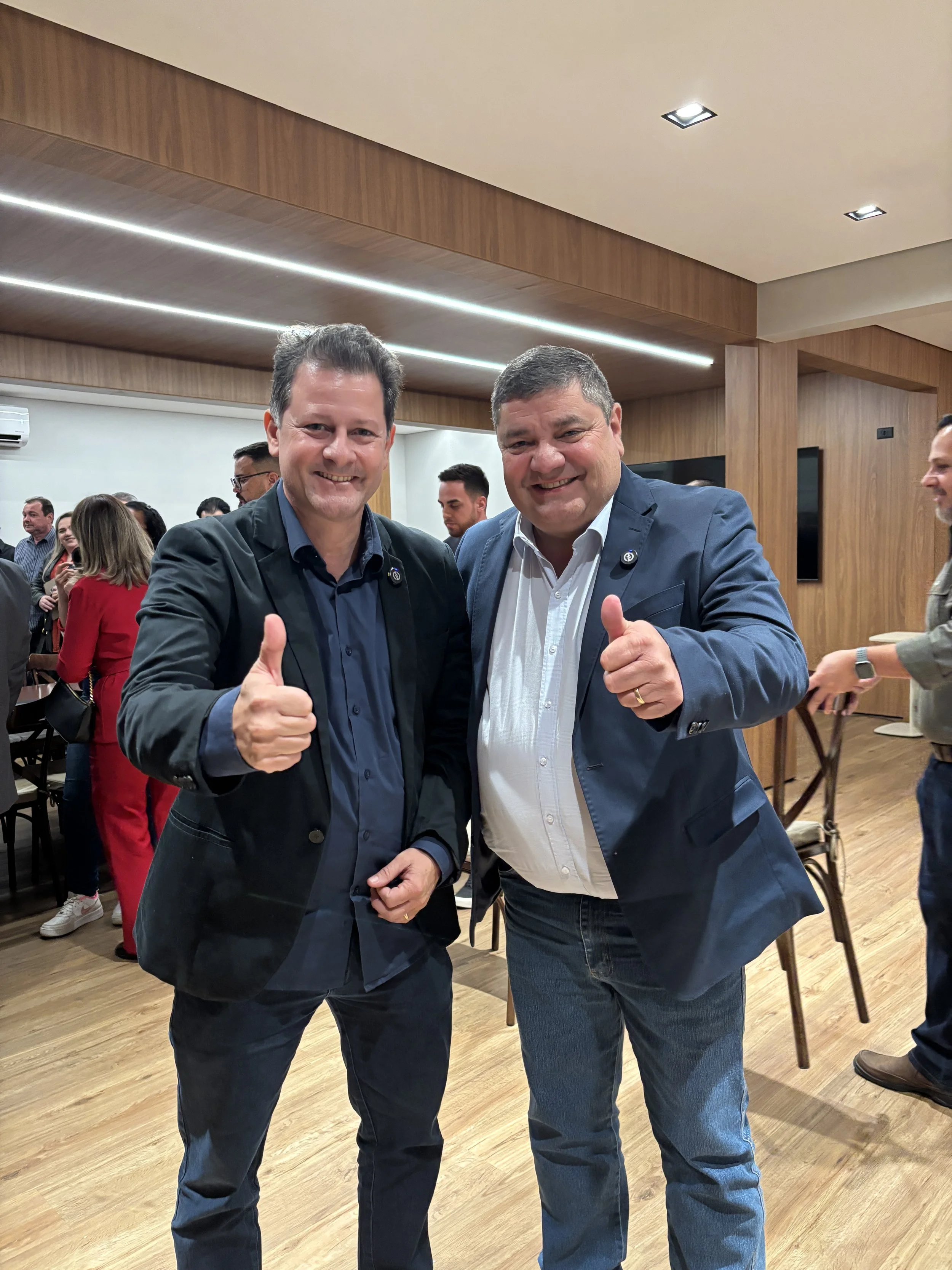   O deputado estadual Renato Câmara ao lado do prefeito Josmail Rodrigues durante agenda institucional em Campo Grande. No encontro com o governador Eduardo Riedel, foram confirmados novos investimentos em infraestrutura para Bonito.  