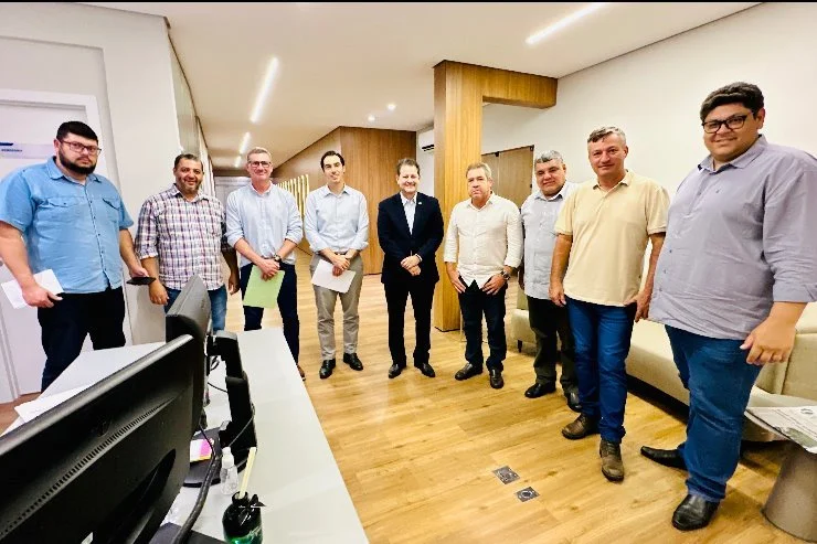   prefeito Erlon Daneluz, o deputado Renato Câmara e a comitiva de Sete Quedas discutem com o secretário Rodrigo Pérez a festa de 45 anos do município, marcada para 11 e 12 de maio  