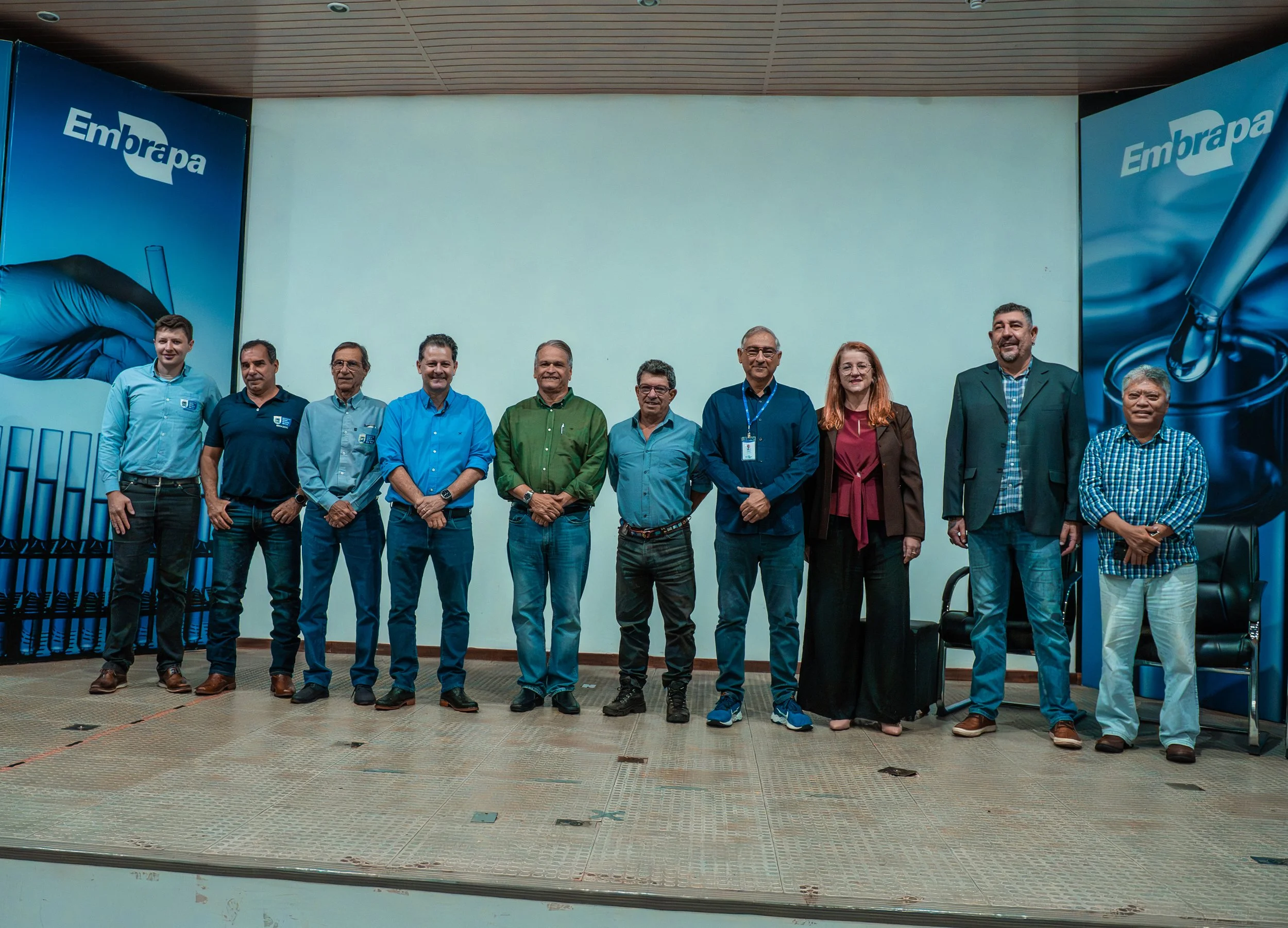   Equipe da Embrapa, Semadesc e Assembleia Legislativa durante o encontro em Dourados que apresentou o Zoneamento Agroecológico de Mato Grosso do Sul.  